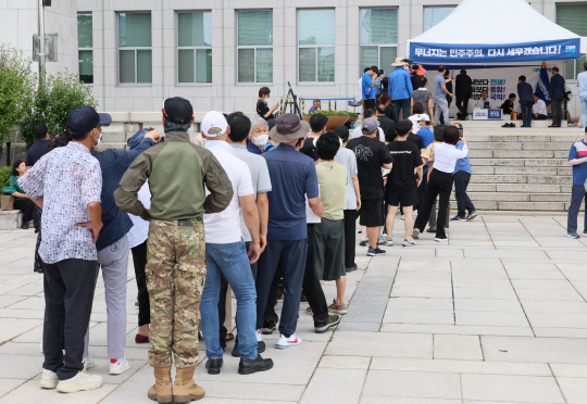 지난 3일 이재명 더불어민주당 대표의 지지자들이 국회에서 나흘째 단식을 이어가고 있는 이 대표를 만나기 위해 줄서서 차례를 기다리는 모습. 연합뉴스.